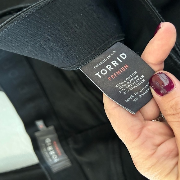 Torrid 20 bombshell skinny cropped jeans with raw hemline and distressing - Picture 3 of 7